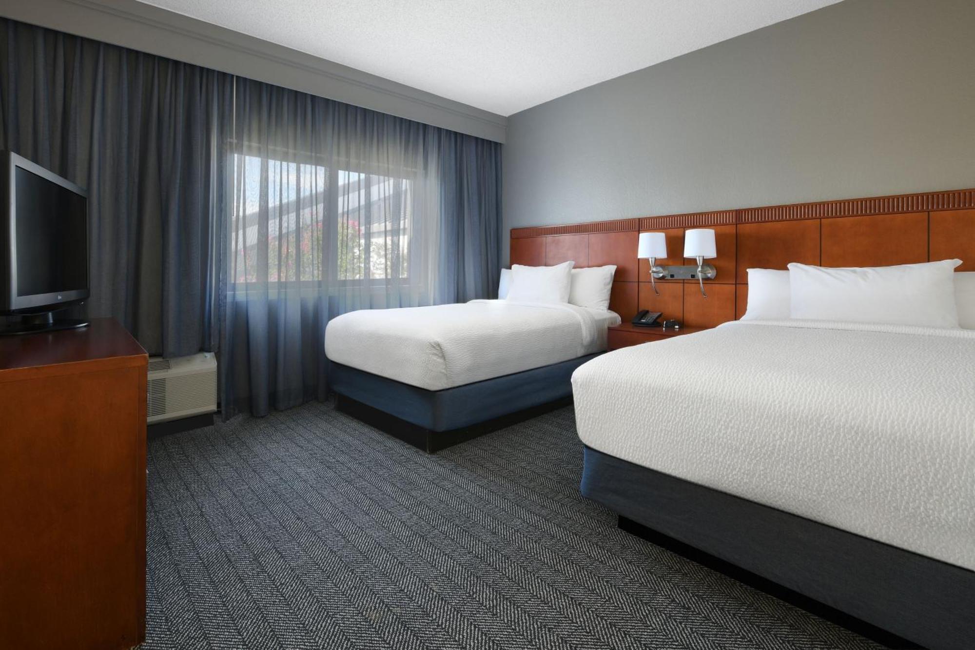 Courtyard Dallas Las Colinas Ирвинг Экстерьер фото